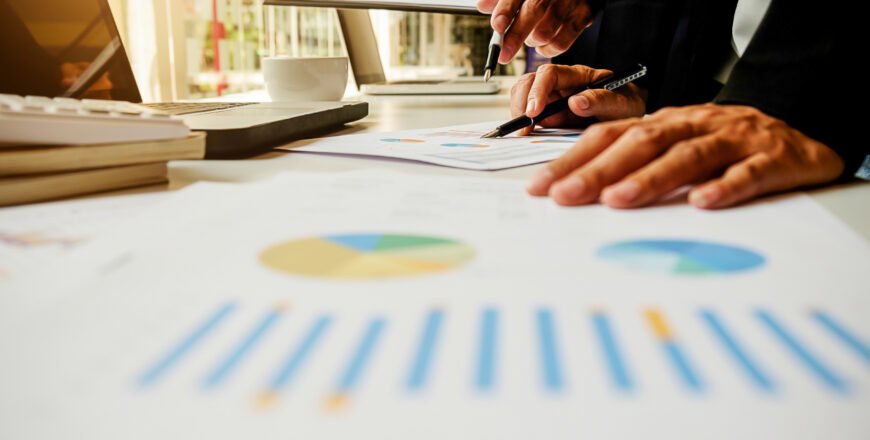 consulting-analyst-team-table-businesswoman-female